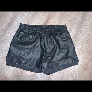 HM Leather sorts with pockets